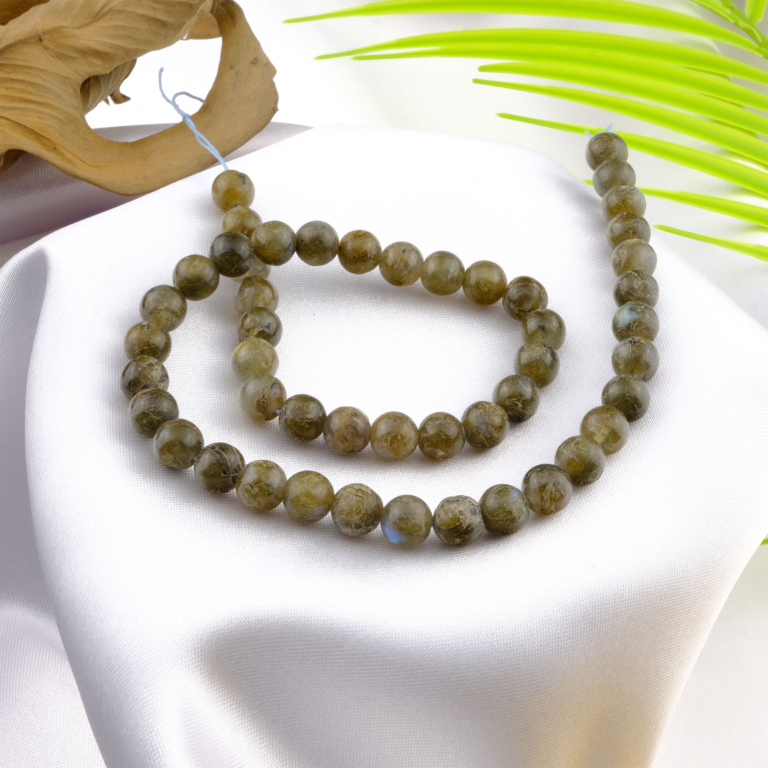Labradorit toptan doğal taş dizi 8mm – gri, mavi ve yeşil yansımalarıyla koruma, sezgi ve denge enerjisi sunan doğal taş.
