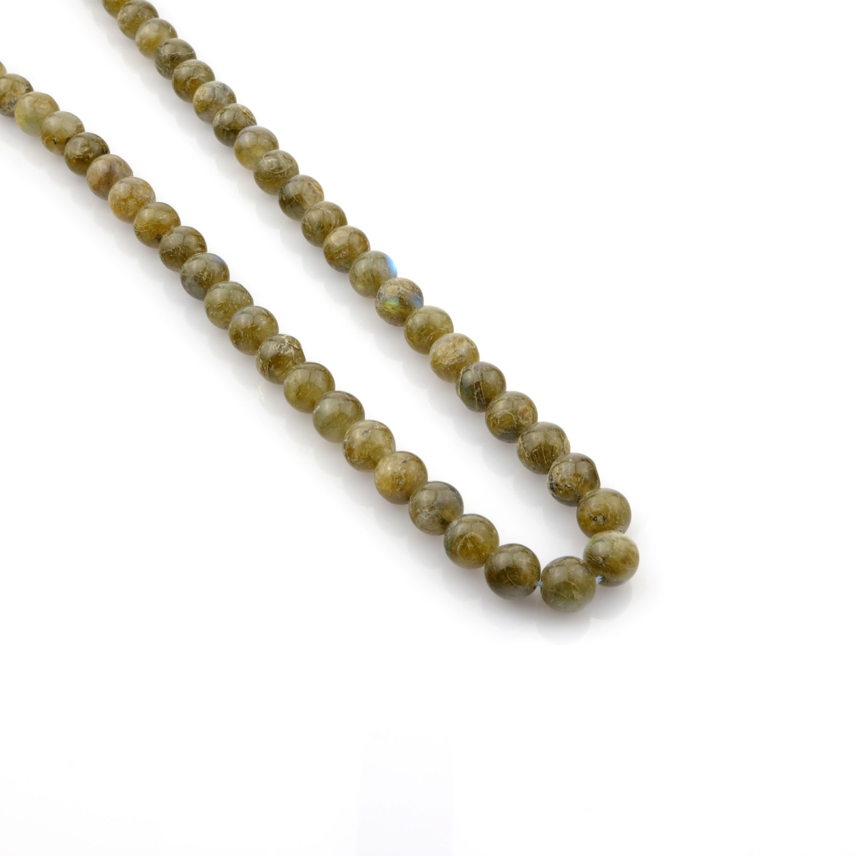 Labradorit toptan doğal taş dizi 8mm – gri, mavi ve yeşil yansımalarıyla koruma, sezgi ve denge enerjisi sunan doğal taş.