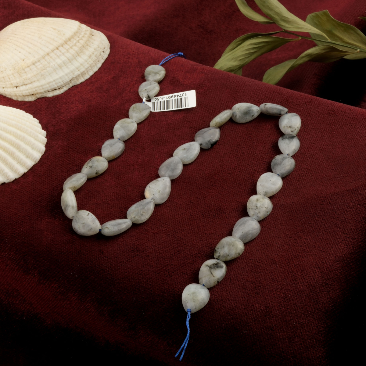 Labradorit doğal taş dizi – gizemli ışıltısı ve dönüşüm enerjisiyle ruhsal farkındalık sağlayan, mavi-yeşil yansımalarıyla dikkat çeken toptan doğal taş dizi.