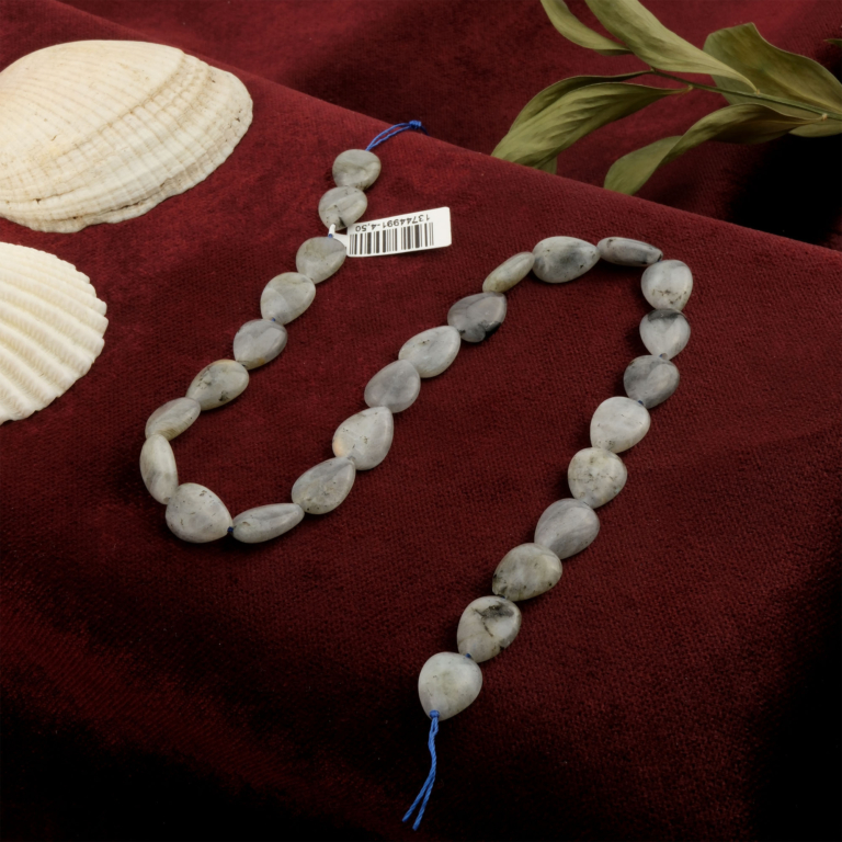 Labradorit doğal taş dizi – gizemli ışıltısı ve dönüşüm enerjisiyle ruhsal farkındalık sağlayan, mavi-yeşil yansımalarıyla dikkat çeken toptan doğal taş dizi.