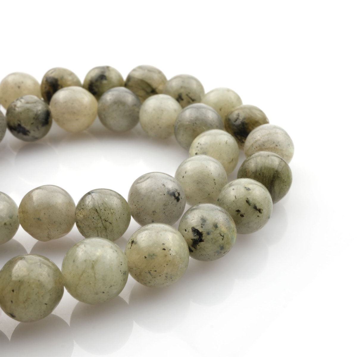 Labradorit doğal taş dizi – mavi ve yeşil yansımalarıyla sezgiyi güçlendiren, koruyucu enerjisi yüksek toptan doğal taş dizi.