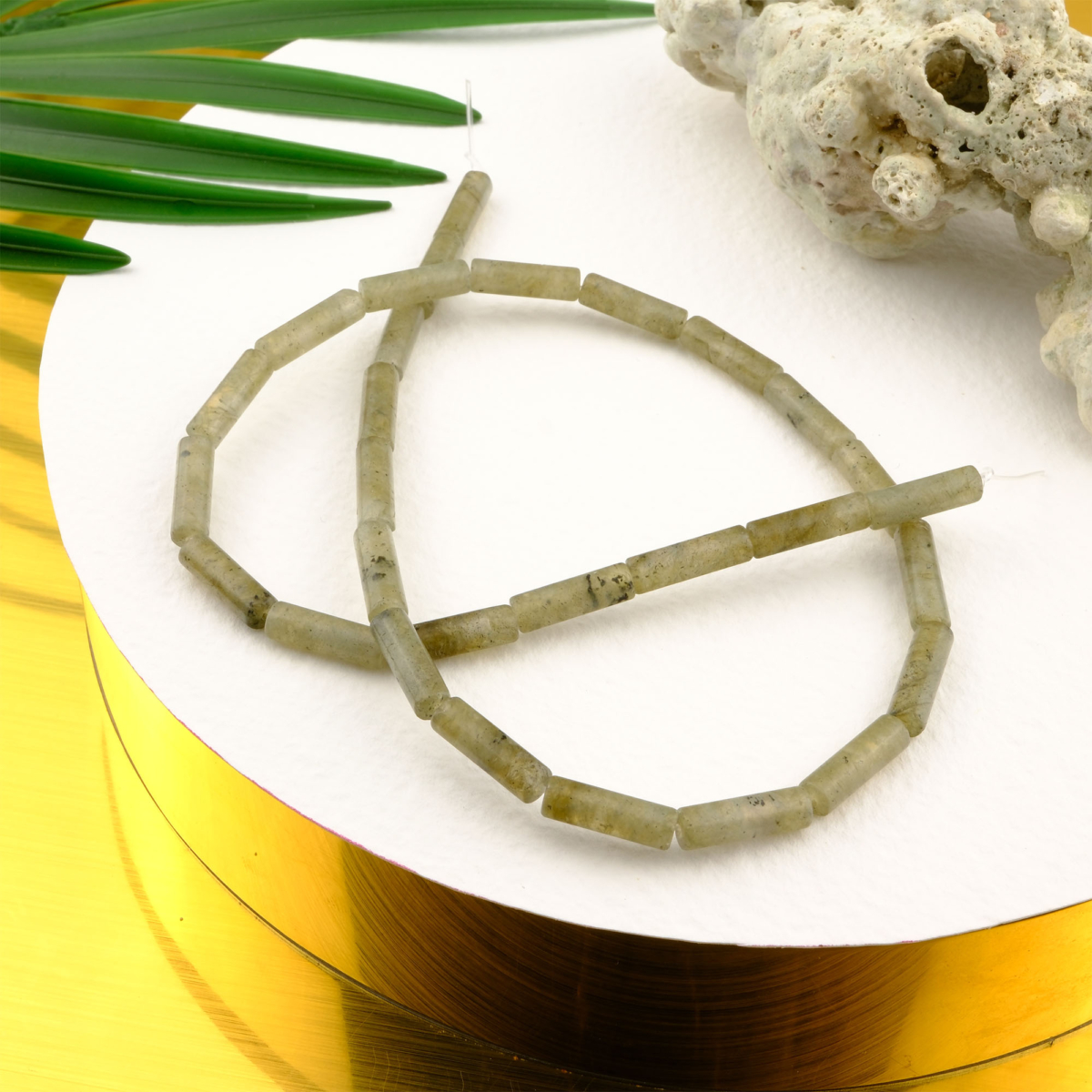 Labradorit doğal taş dizi — toptan doğal taş dizi; gri, mavi ve yeşil yansımalarıyla koruma, sezgi ve dönüşüm enerjisi sağlayan taş.