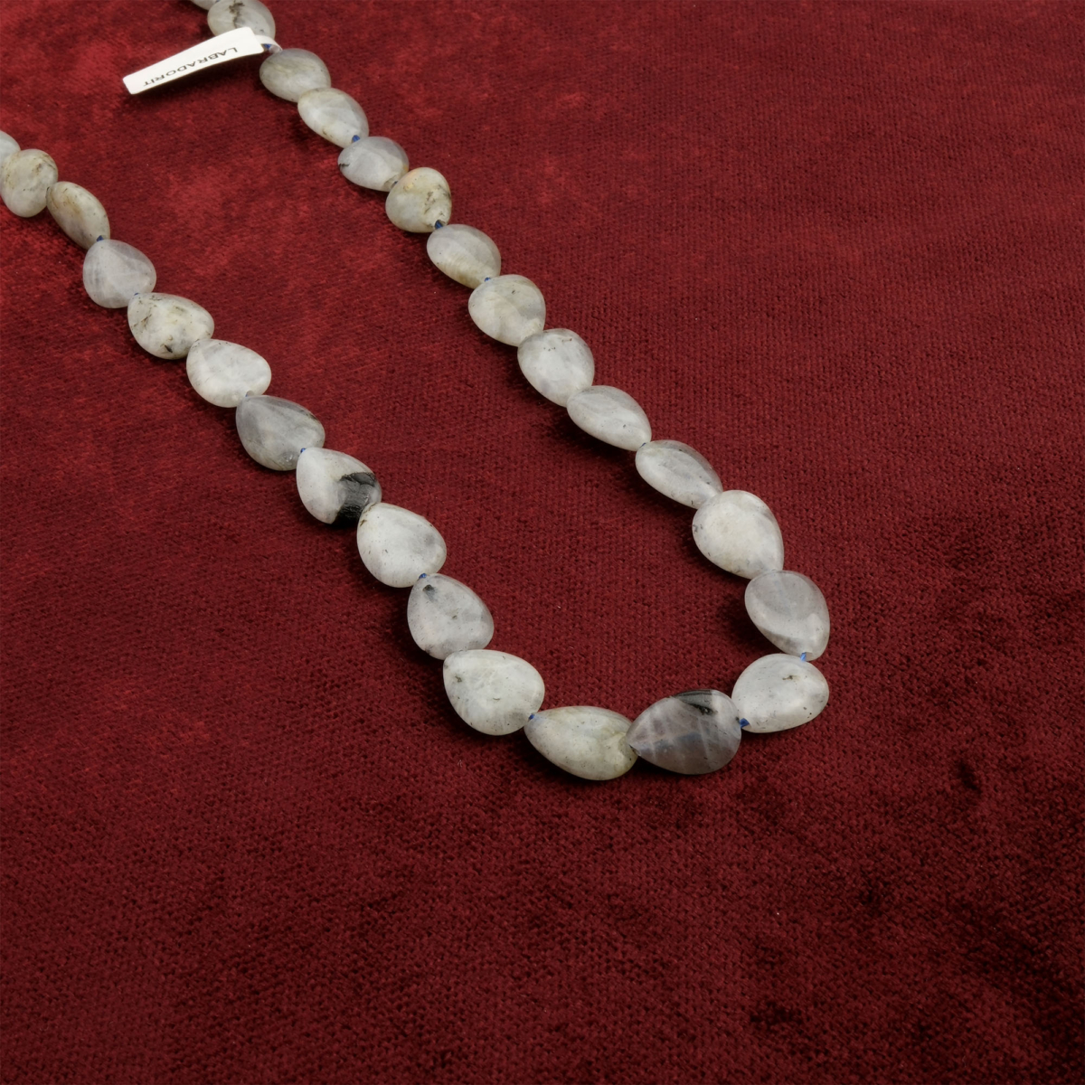 Labradorit doğal taş dizi – gizemli ışıltısı ve dönüşüm enerjisiyle ruhsal farkındalık sağlayan, mavi-yeşil yansımalarıyla dikkat çeken toptan doğal taş dizi.