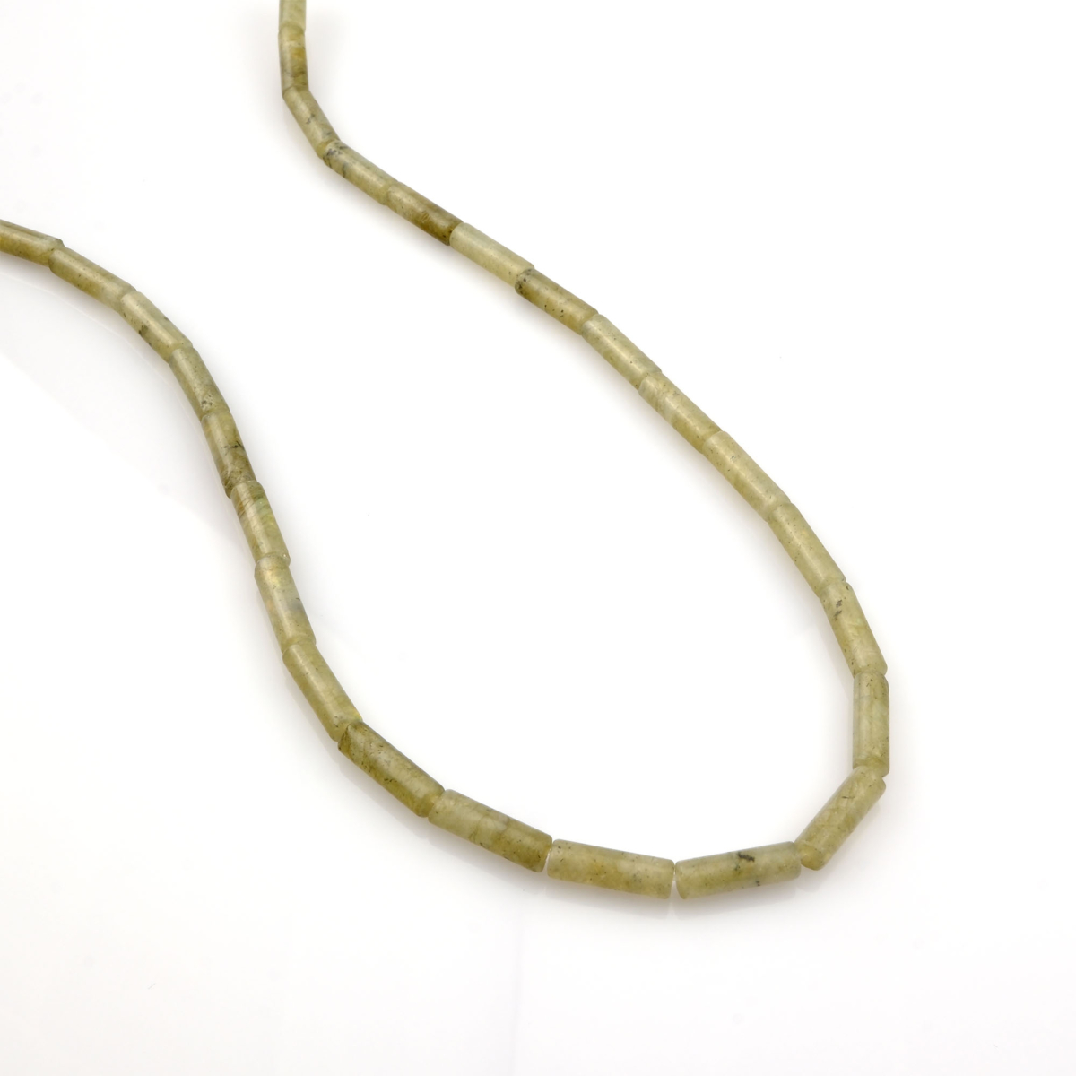 Labradorit doğal taş dizi — toptan doğal taş dizi; gri, mavi ve yeşil yansımalarıyla koruma, sezgi ve dönüşüm enerjisi sağlayan taş.