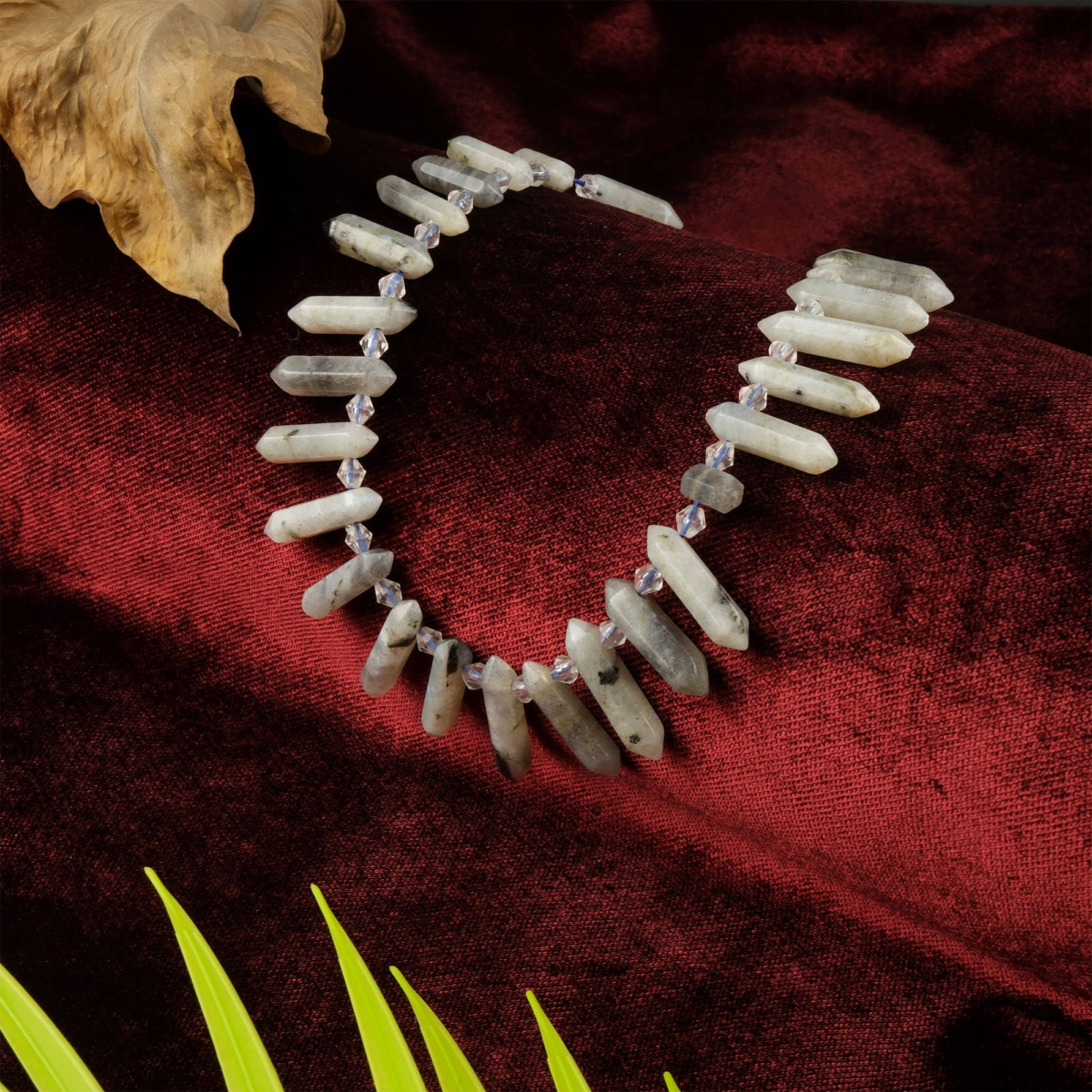 Labradorit toptan doğal taş dizi – ışığı yansıtan mavi ve gri tonlarıyla sezgi, koruma ve ruhsal farkındalık sağlayan güçlü enerji taşı.