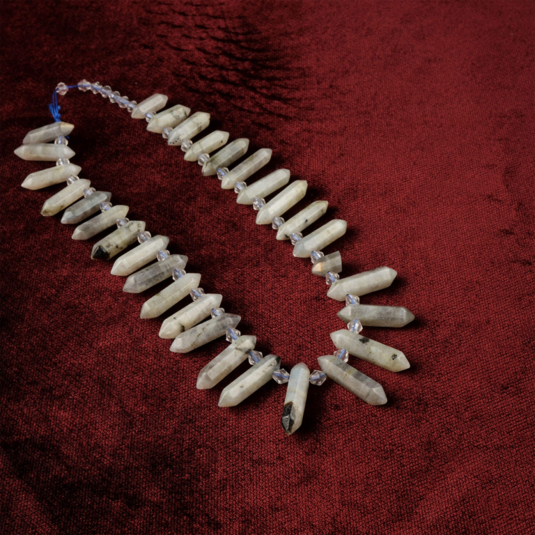 Labradorit toptan doğal taş dizi – ışığı yansıtan mavi ve gri tonlarıyla sezgi, koruma ve ruhsal farkındalık sağlayan güçlü enerji taşı.