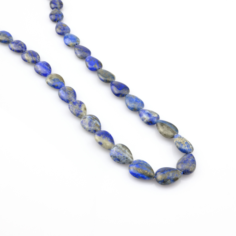 Lapis Lazuli doğal taş dizi – derin mavi rengi ve altın pirit ışıltılarıyla bilgelik, sezgi ve iç huzur enerjisini taşıyan güçlü bir toptan doğal taş dizi.