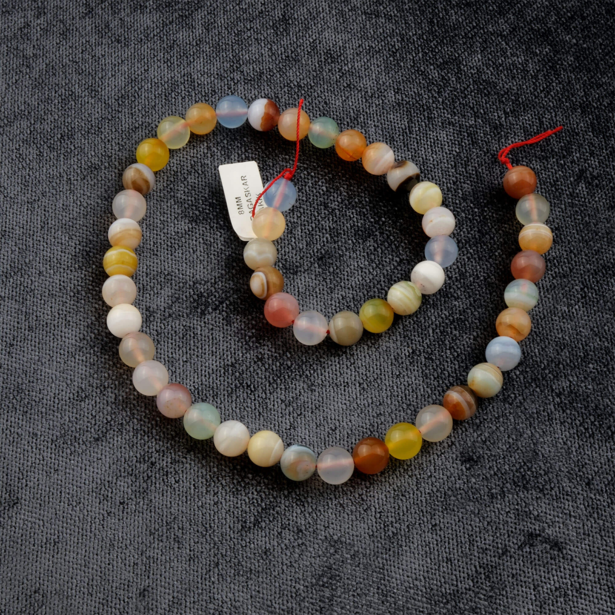 Madagaskar Akik doğal taş dizi 8mm – toprak tonlarında sabır, denge ve koruma enerjisi taşıyan toptan doğal taş dizi