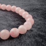 Madagaskar Pembe Kuvars doğal taş dizi 12mm – yoğun pembe tonlarıyla sevgi, huzur ve kalp enerjisini yansıtan toptan doğal taş dizi