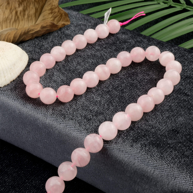 Madagaskar Pembe Kuvars doğal taş dizi 12mm – yoğun pembe tonlarıyla sevgi, huzur ve kalp enerjisini yansıtan toptan doğal taş dizi
