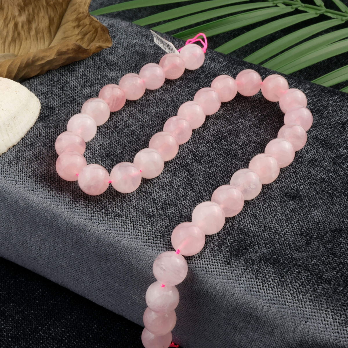 Madagaskar Pembe Kuvars doğal taş dizi 12mm – zarif pembe tonlarıyla sevgi, huzur ve kalp enerjisini yükselten toptan doğal taş dizi