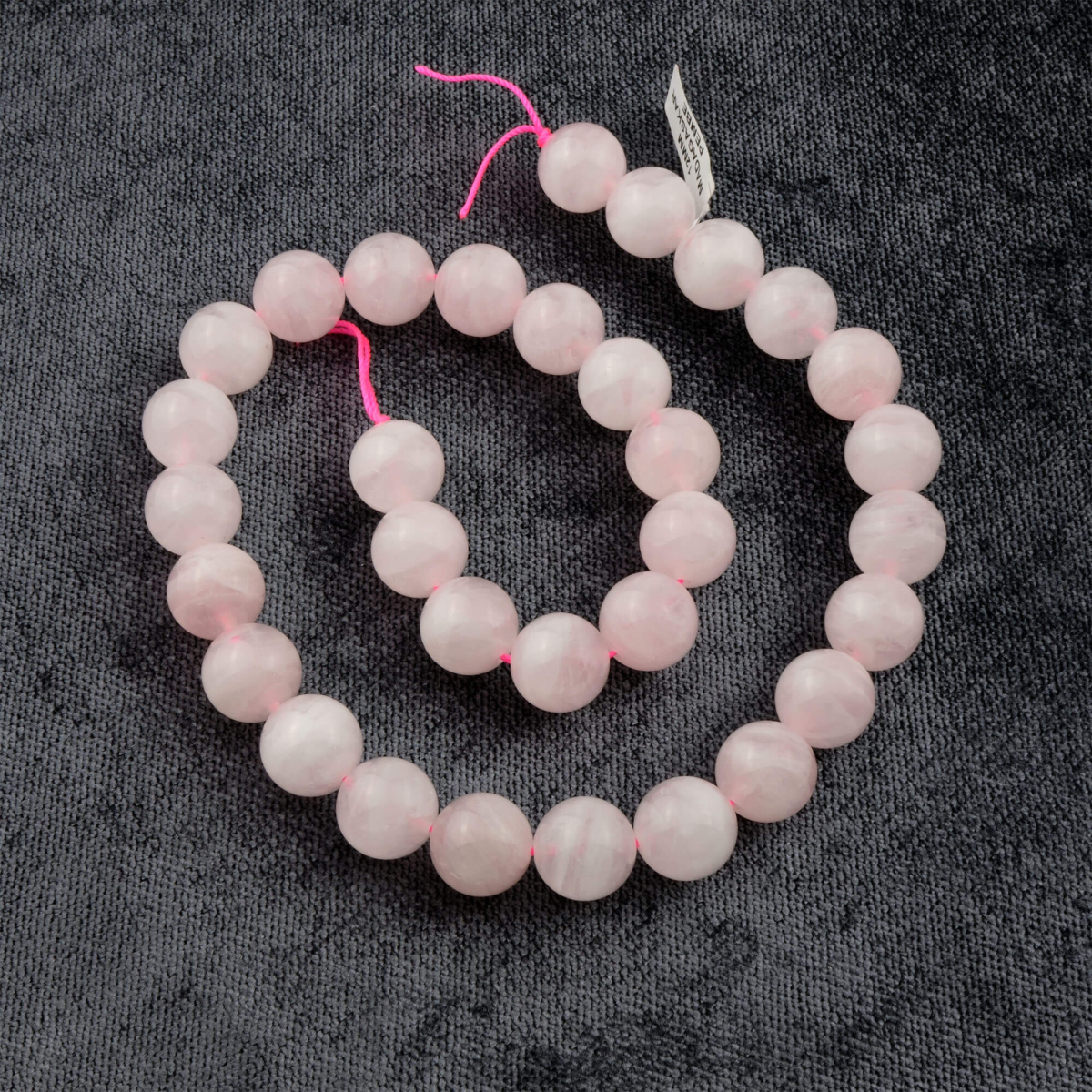 Madagaskar Pembe Kuvars doğal taş dizi 12mm – güçlü sevgi frekansı, huzur verici enerjisi ve zarif pembe tonlarıyla öne çıkan toptan doğal taş dizi