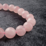 Madagaskar Pembe Kuvars doğal taş dizi 14mm – güçlü pembe tonlarıyla sevgi, huzur ve kalp enerjisini temsil eden toptan doğal taş dizi