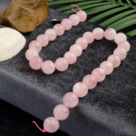 Madagaskar Pembe Kuvars doğal taş dizi 14mm – güçlü pembe tonlarıyla sevgi, huzur ve kalp enerjisini temsil eden toptan doğal taş dizi
