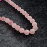 Madagaskar Pembe Kuvars doğal taş dizi 14mm – güçlü pembe tonlarıyla sevgi, huzur ve kalp enerjisini temsil eden toptan doğal taş dizi