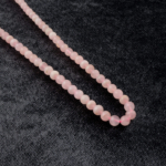 Madagaskar Pembe Kuvars doğal taş dizi 6mm – sevgi, huzur ve kalp çakrası enerjisini yükselten toptan doğal taş dizi