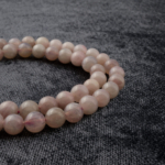 Madagaskar Pembe Kuvars doğal taş dizi 7mm – sevgi, şefkat ve duygusal denge enerjisi yayan, pembe tonlarıyla öne çıkan toptan doğal taş dizi