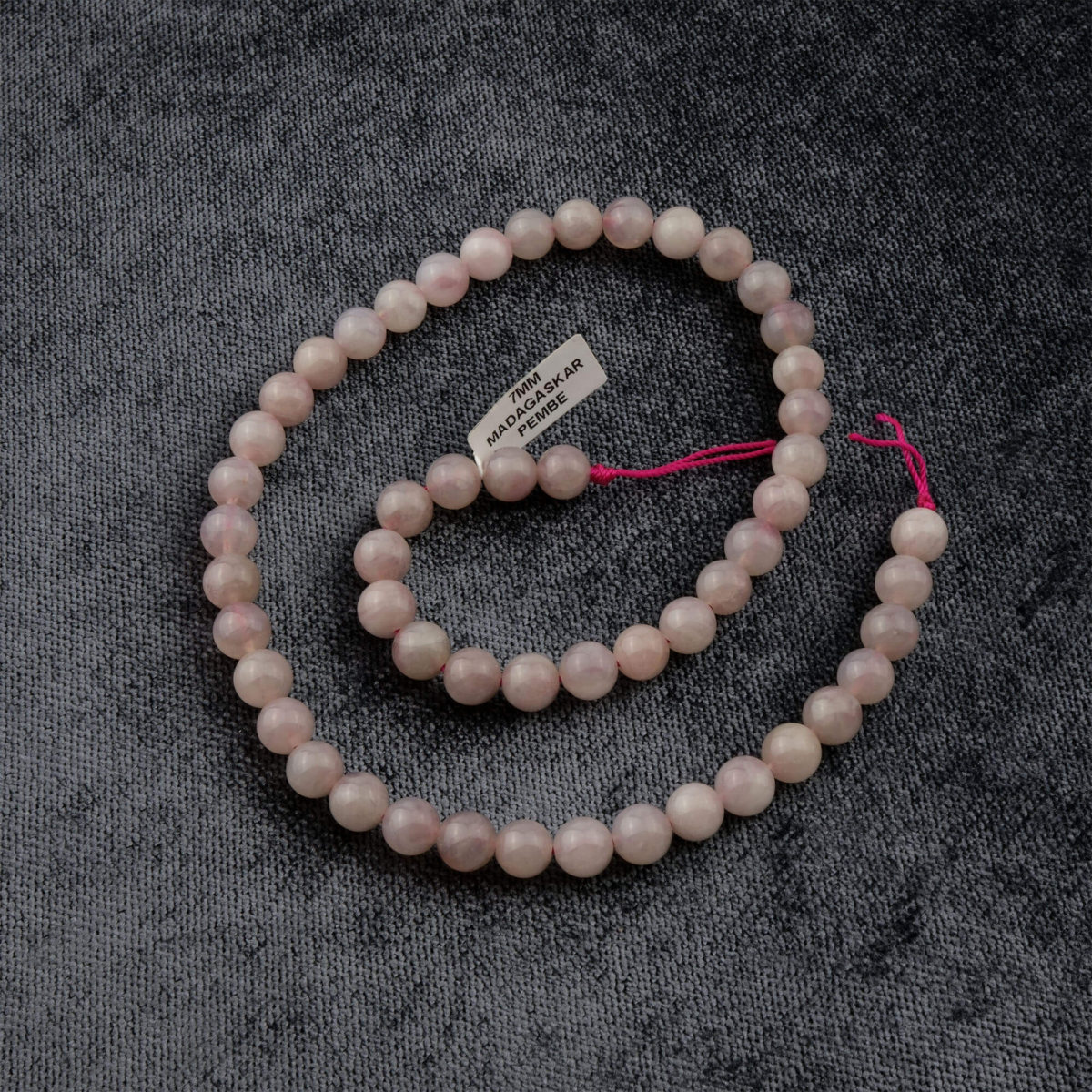 Madagaskar Pembe Kuvars doğal taş dizi 7mm – sevgi, şefkat ve duygusal denge enerjisi yayan, pembe tonlarıyla öne çıkan toptan doğal taş dizi
