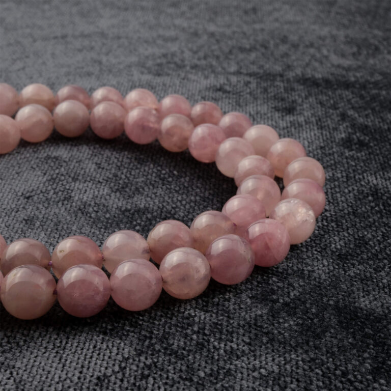 Madagaskar Pembe Kuvars doğal taş dizi 8mm – sevgi, huzur ve duygusal denge enerjisiyle kalp çakrasını dengeleyen toptan doğal taş dizi.