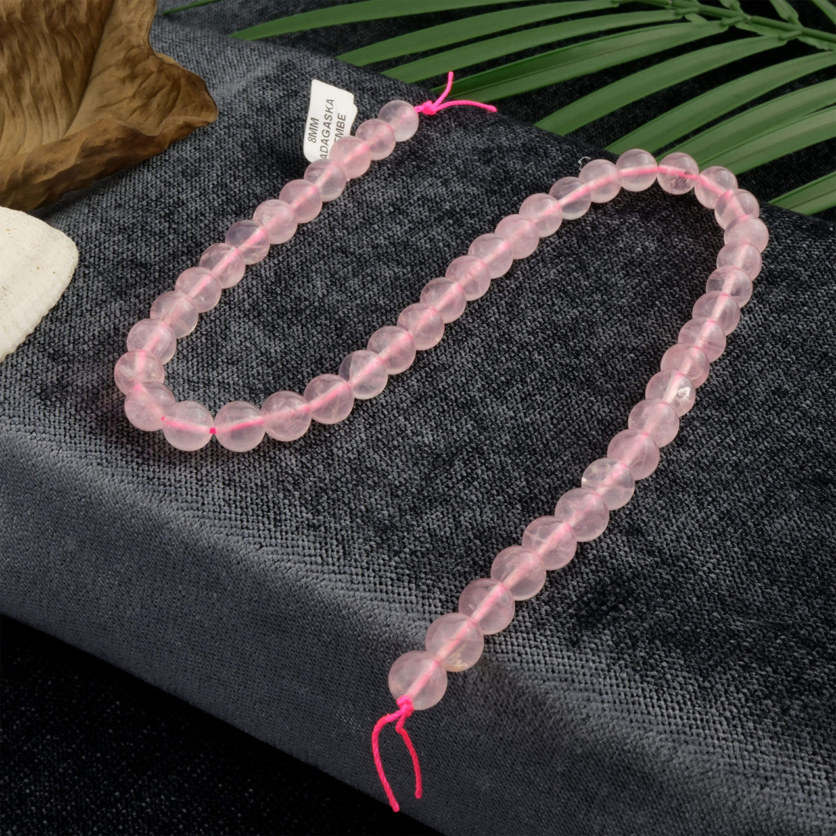 Madagaskar Pembe Kuvars doğal taş dizi 8mm – sevgi, huzur ve içsel denge enerjisini yayan zarif tonlarıyla öne çıkan toptan doğal taş dizi.