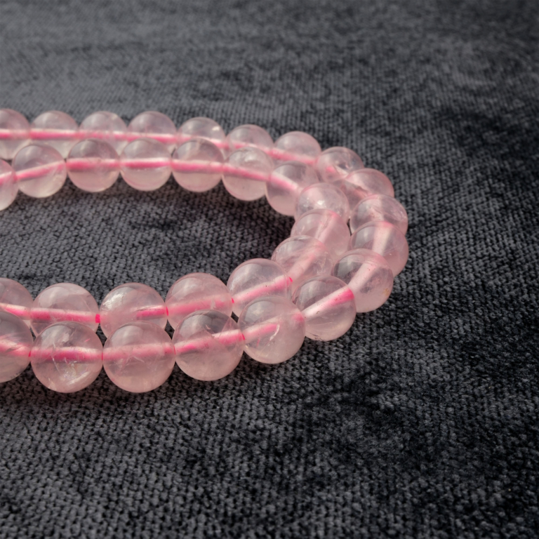 Madagaskar Pembe Kuvars doğal taş dizi 8mm – sevgi, huzur ve içsel denge enerjisini yayan zarif tonlarıyla öne çıkan toptan doğal taş dizi.