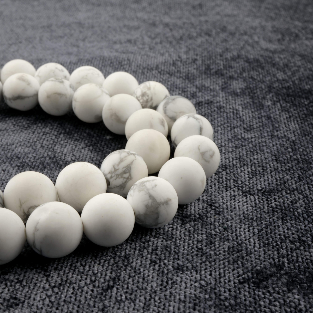 Mat Havlit doğal taş dizi 10mm – beyaz zeminli, gri damar desenli yapısıyla sakinlik, huzur ve ruhsal denge sağlayan toptan doğal taş dizi