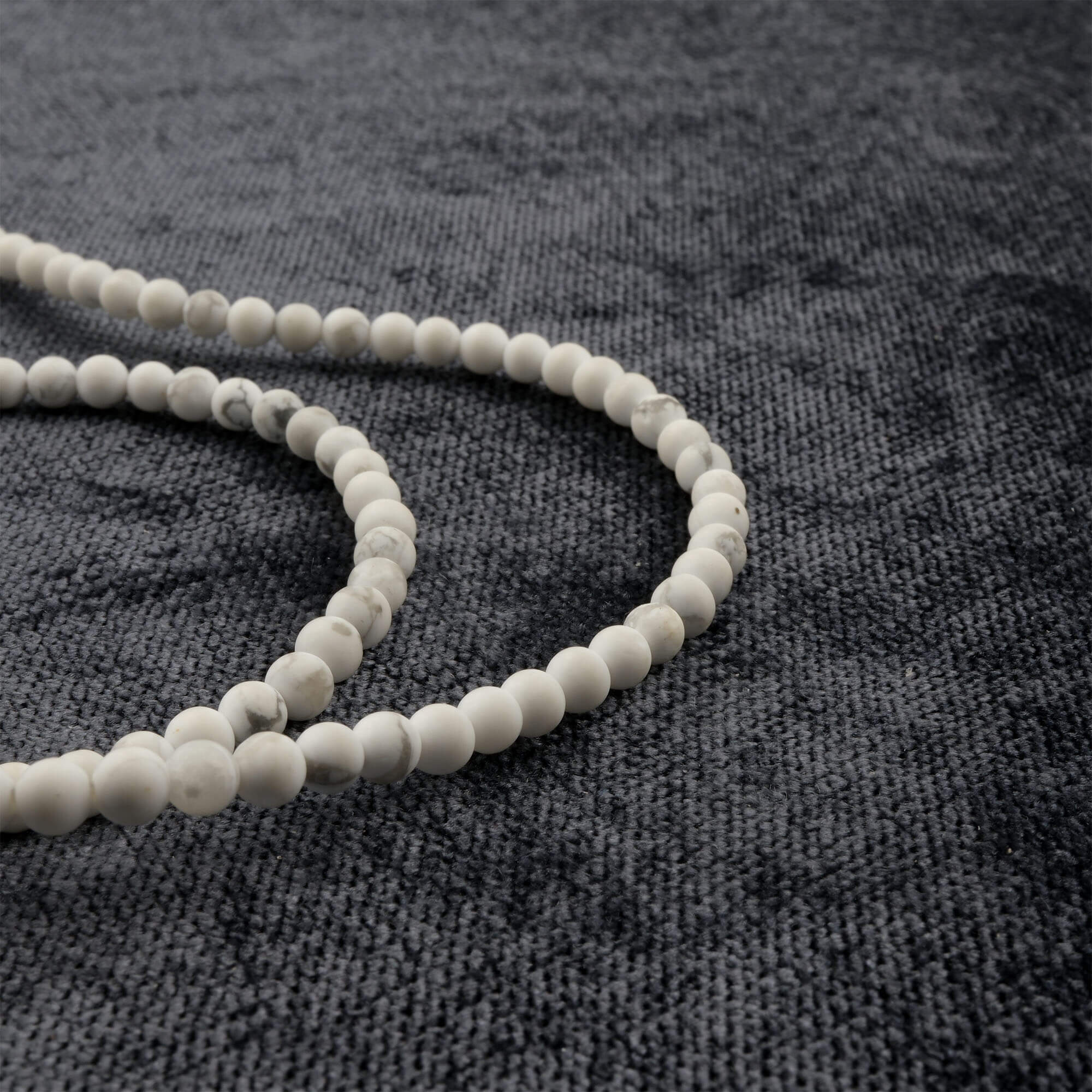 Mat Havlit doğal taş dizi 4mm – beyaz zemin üzerinde gri damar desenleriyle sakinlik, sabır ve huzur enerjisi taşıyan toptan doğal taş dizi