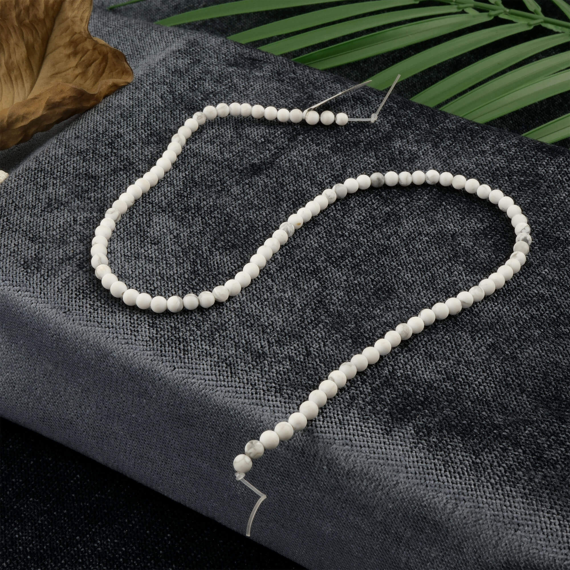 Mat Havlit doğal taş dizi 4mm – beyaz zemin üzerinde gri damar desenleriyle sakinlik, sabır ve huzur enerjisi taşıyan toptan doğal taş dizi