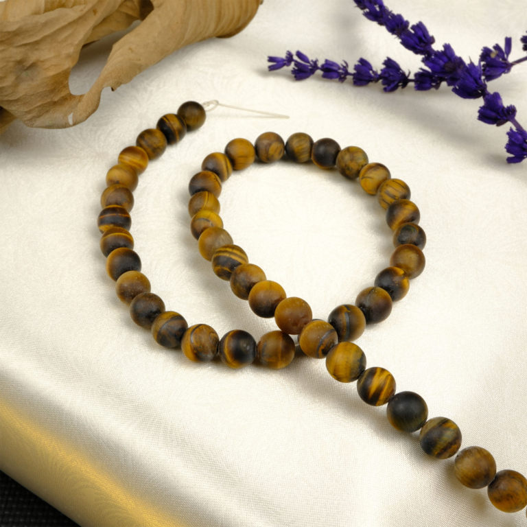 Mat Kaplangözü doğal taş dizi 8mm – yumuşak ışıltılı mat yüzeyiyle koruma, cesaret ve odaklanma sağlayan enerjisel denge taşı; toptan doğal taş dizi olarak sunulur.