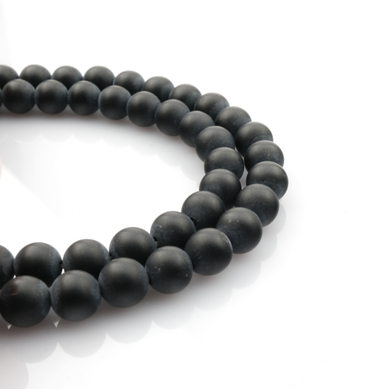 Mat Oniks doğal taş dizi 6mm – siyahın mat zarafetiyle negatif enerjiyi uzaklaştıran, odaklanma ve içsel güç sağlayan toptan doğal taş dizi