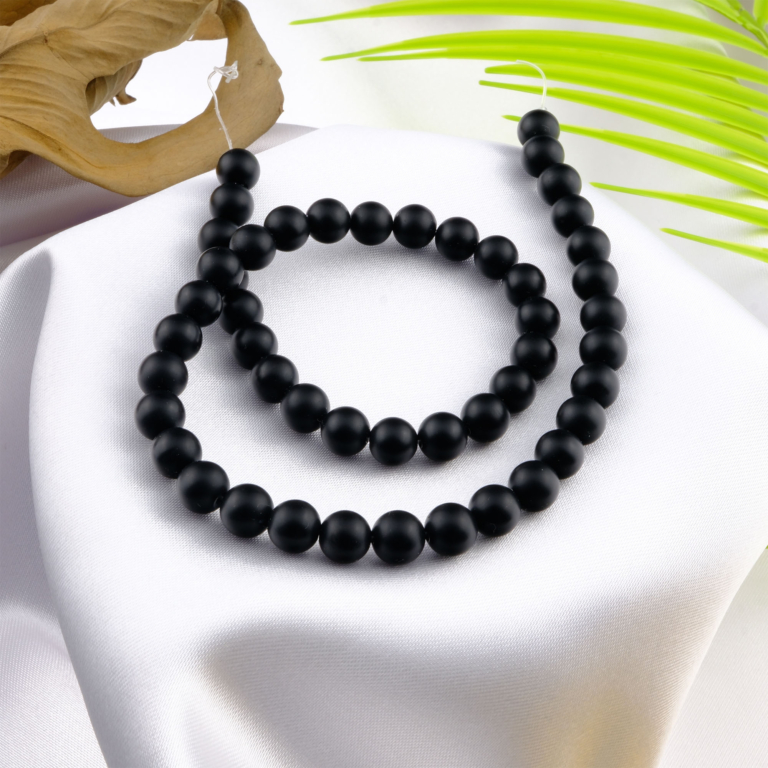 Mat Oniks toptan doğal taş dizi 8mm – siyah mat dokusuyla güç, dayanıklılık ve koruma enerjisi yayan zarif doğal taş modeli.