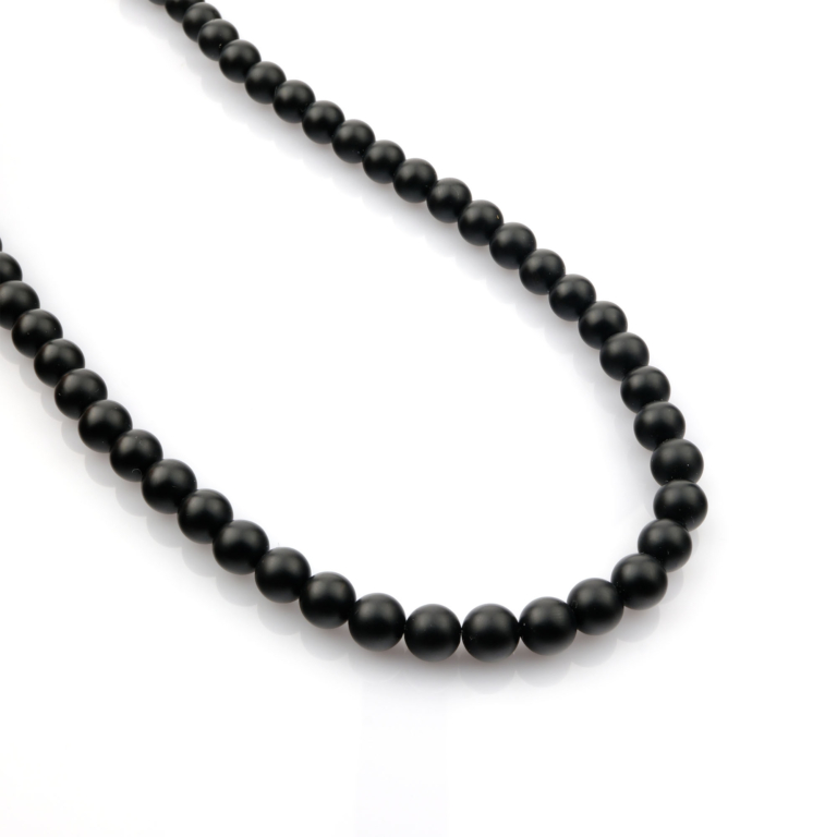 Mat Oniks toptan doğal taş dizi 8mm – siyah mat dokusuyla güç, dayanıklılık ve koruma enerjisi yayan zarif doğal taş modeli.
