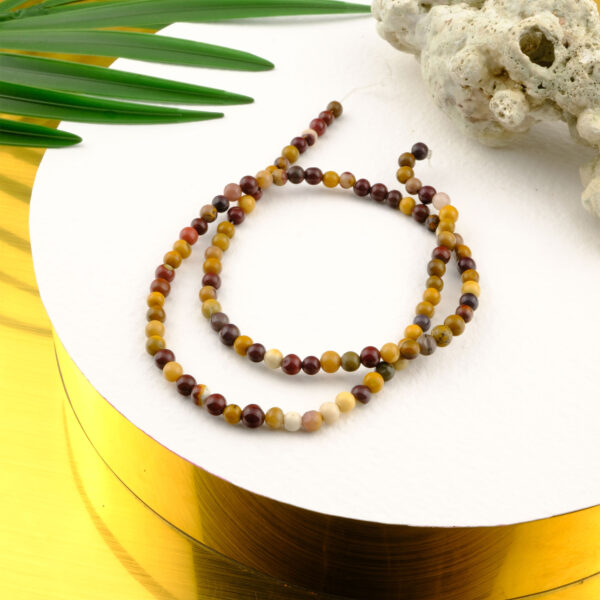 Mokait Jasper doğal taş dizi 4mm – bordo, sarı ve krem tonlarının uyumuyla canlılık ve denge enerjisi sunan toptan doğal taş dizi.