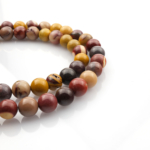 Mokait Jasper doğal taş dizi 6mm – sarı, bordo ve krem tonlarıyla enerjiyi dengeleyen, canlılık veren toptan doğal taş dizi.