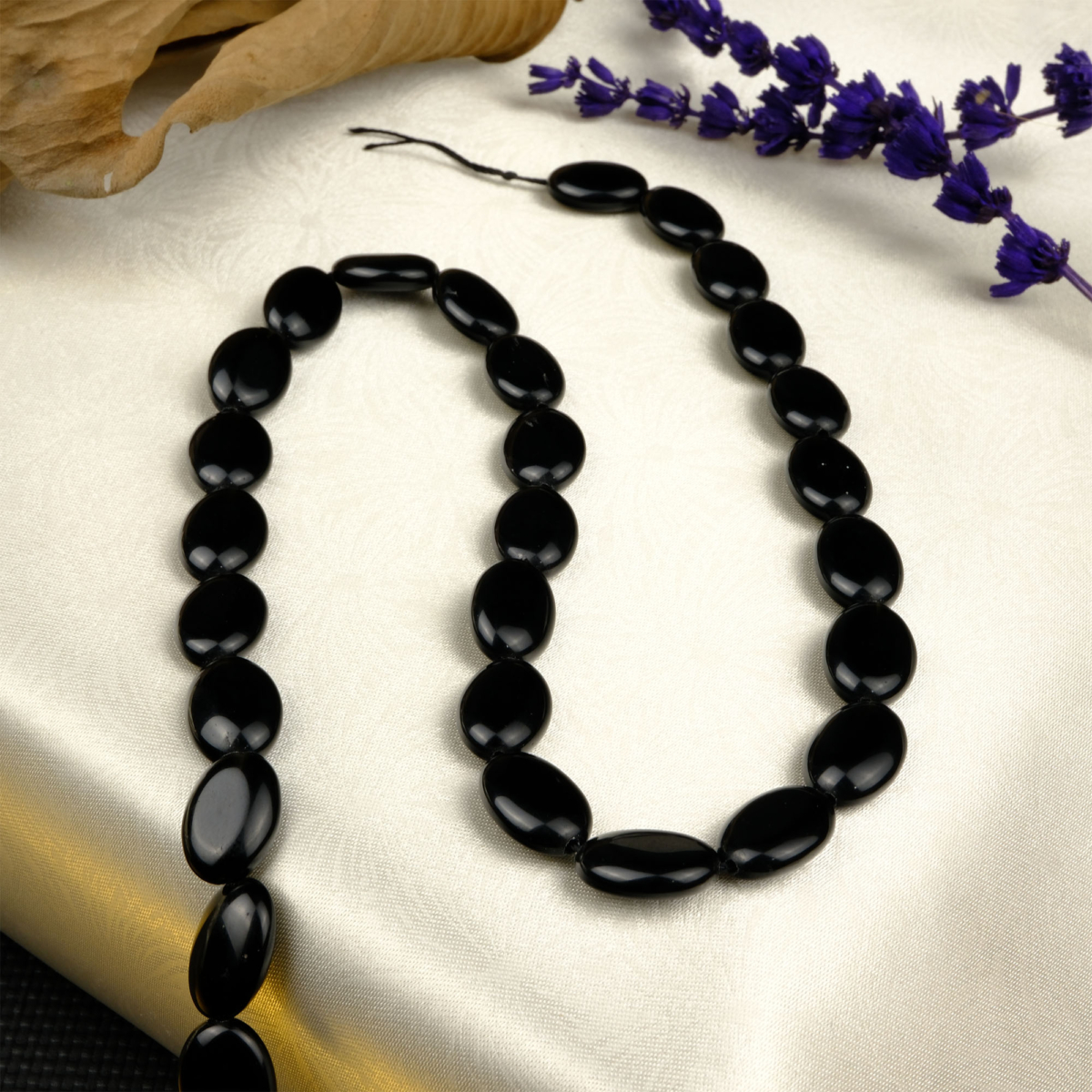 Obsidyen doğal taş dizi — toptan doğal taş dizi; siyah tonlarıyla koruma, arınma ve negatif enerjiden uzaklaşmayı sağlayan güçlü volkanik taş.