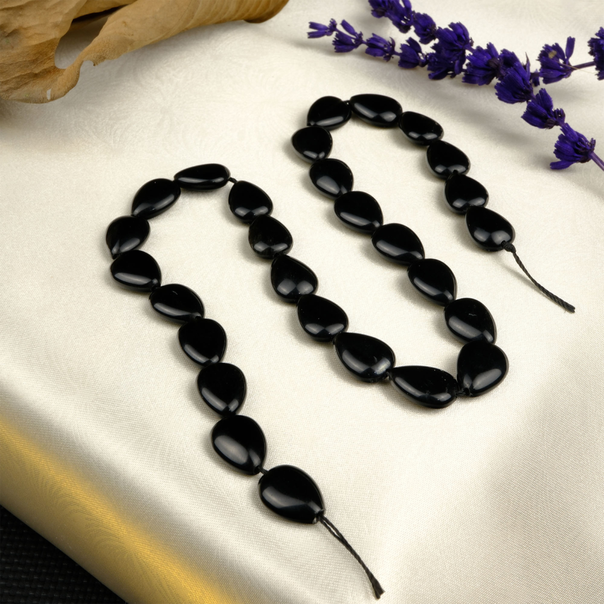 Obsidyen doğal taş dizi – siyahın asaletiyle negatif enerjiyi emen, ruhsal koruma sağlayan güçlü bir toptan doğal taş dizi.