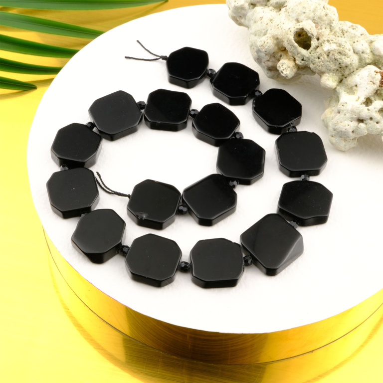 Obsidyen doğal taş dizi — toptan doğal taş dizi; siyah parlak yüzeyiyle koruma, topraklama ve negatif enerjiden arınma sağlayan taş.