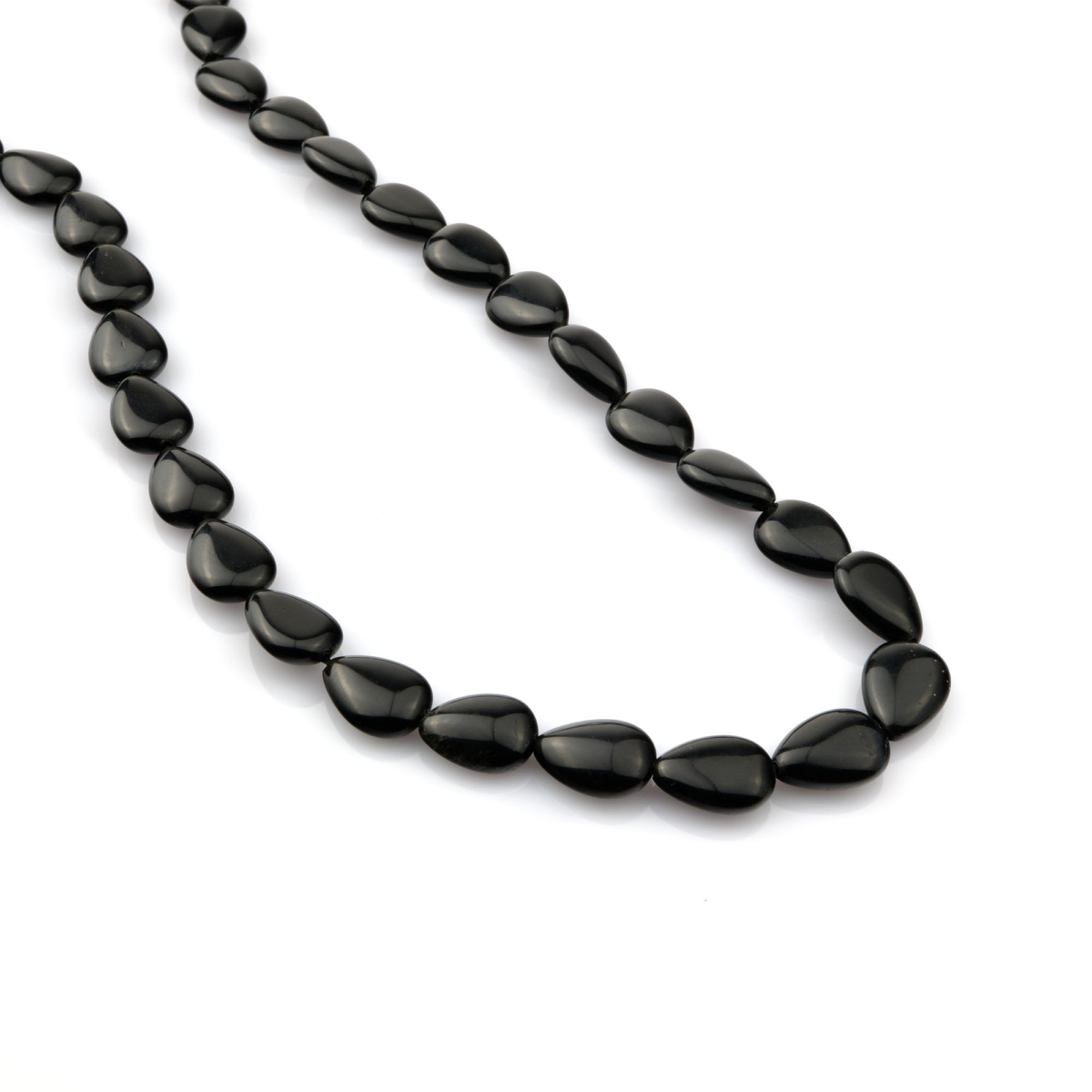 Obsidyen doğal taş dizi – siyahın asaletiyle negatif enerjiyi emen, ruhsal koruma sağlayan güçlü bir toptan doğal taş dizi.