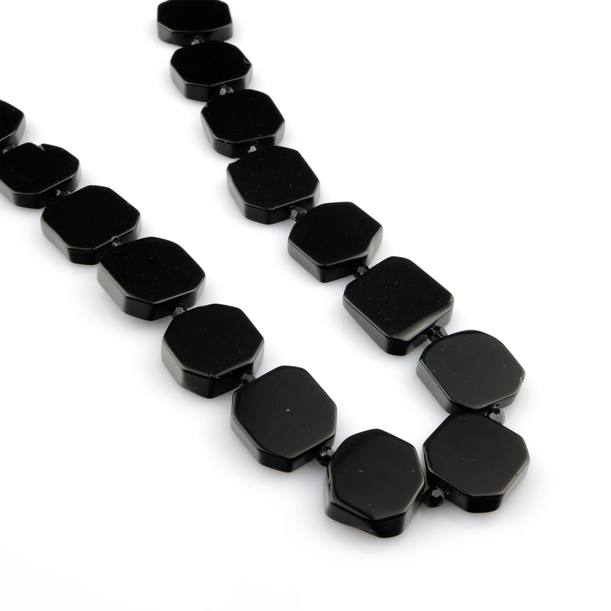 Obsidyen doğal taş dizi — toptan doğal taş dizi; siyah parlak yüzeyiyle koruma, topraklama ve negatif enerjiden arınma sağlayan taş.