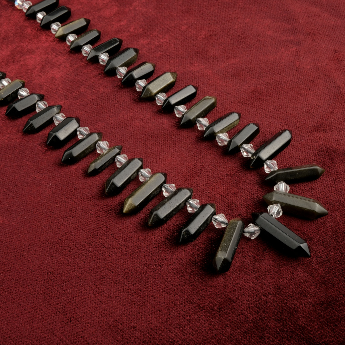 Obsidyen toptan doğal taş dizi – siyah rengiyle koruma, topraklama ve negatif enerjiyi dönüştürme gücüne sahip güçlü enerji taşı.