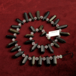 Obsidyen toptan doğal taş dizi – siyah rengiyle koruma, topraklama ve negatif enerjiyi dönüştürme gücüne sahip güçlü enerji taşı.