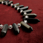 Obsidyen toptan doğal taş dizi – siyah rengiyle koruma, topraklama ve negatif enerjiyi dönüştürme gücüne sahip güçlü enerji taşı.