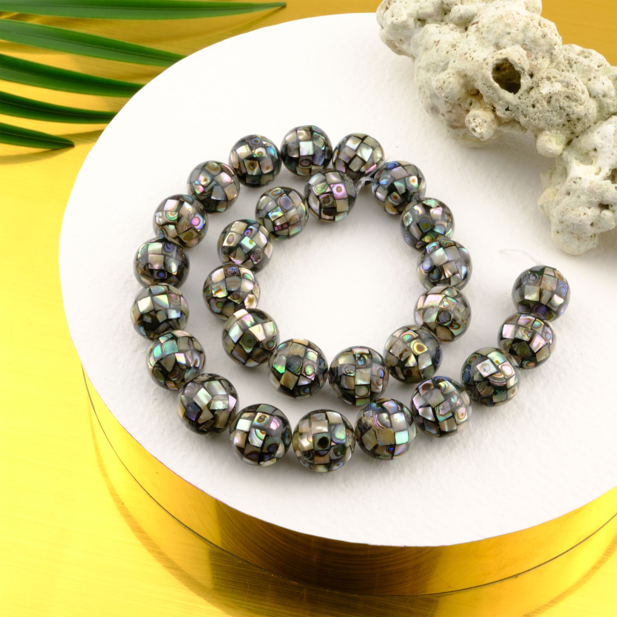 Okyanus Sedef doğal taş dizi – deniz kabuğunun zarafetini ve huzur enerjisini yansıtan, takı tasarımlarına ışıltı katan toptan doğal taş dizi