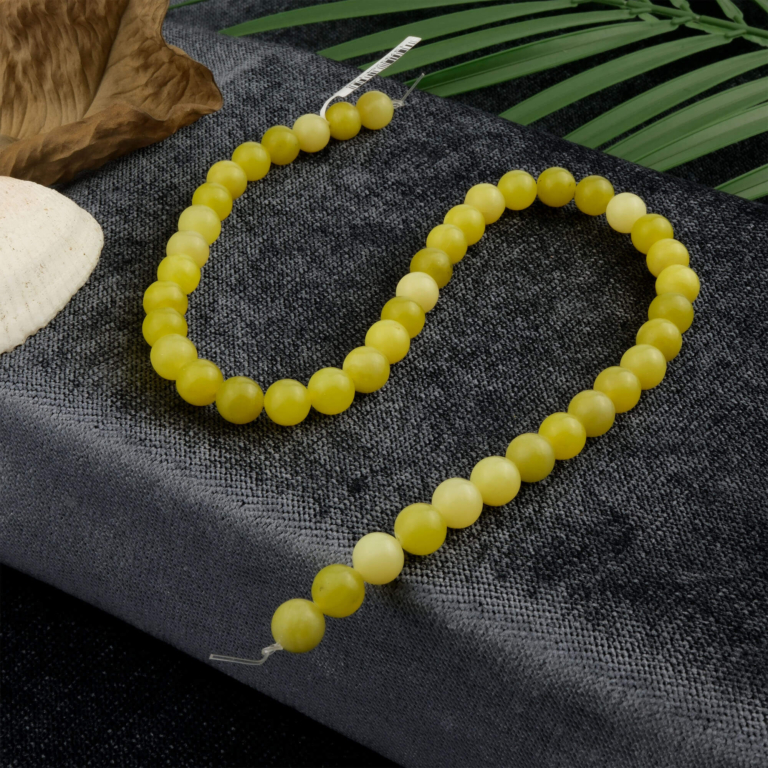 Olivin 8mm toptan doğal taş dizi – zeytin yeşili tonlarıyla denge, bolluk ve canlılık enerjisi yayan taş; bileklik ve kolye tasarımlarında doğal şıklık sağlar.