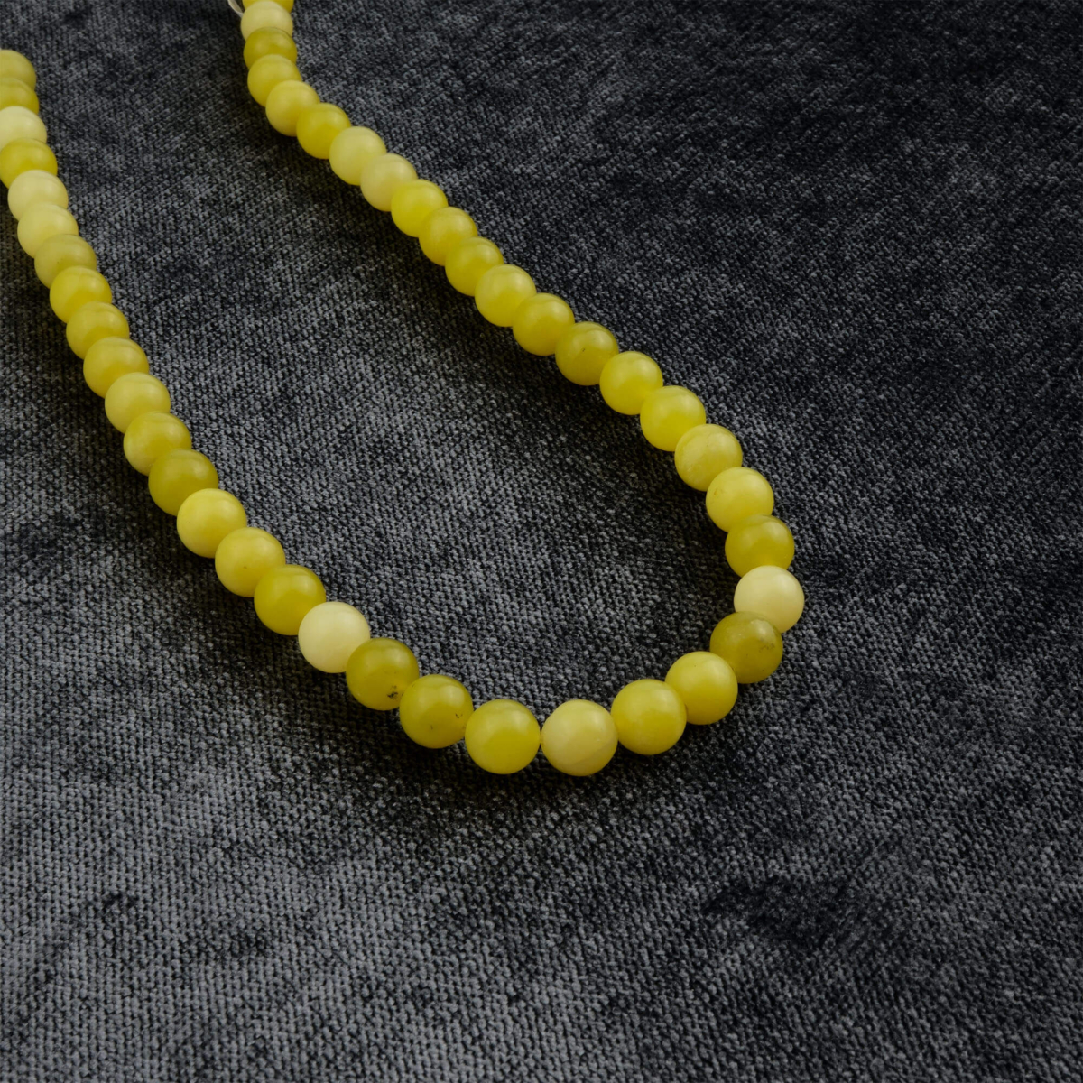 Olivin 8mm toptan doğal taş dizi – zeytin yeşili tonlarıyla denge, bolluk ve canlılık enerjisi yayan taş; bileklik ve kolye tasarımlarında doğal şıklık sağlar.