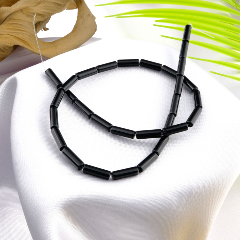 Oniks doğal taş dizi — toptan doğal taş dizi; siyahın asaletiyle koruma, denge ve güç enerjisini birleştiren, dayanıklı ve zarif taş.