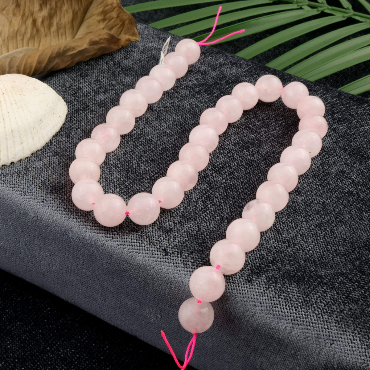 Pembe Kuvars toptan doğal taş dizi 12mm – yumuşak pembe tonlarıyla sevgi, huzur ve şefkat enerjisi yayan doğal taş modeli.