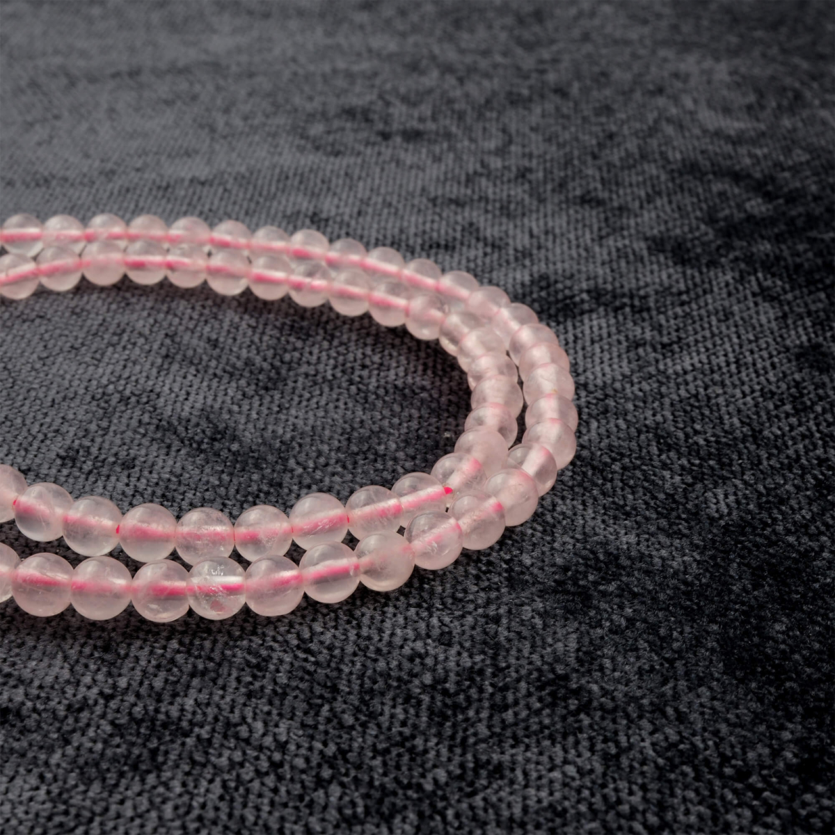 Pembe Kuvars doğal taş dizi 4mm – sevgi, huzur ve şefkat enerjisini temsil eden kalp çakrası taşı, toptan doğal taş dizi.