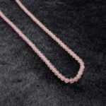 Pembe Kuvars doğal taş dizi 4mm – sevgi, huzur ve şefkat enerjisini temsil eden kalp çakrası taşı, toptan doğal taş dizi.