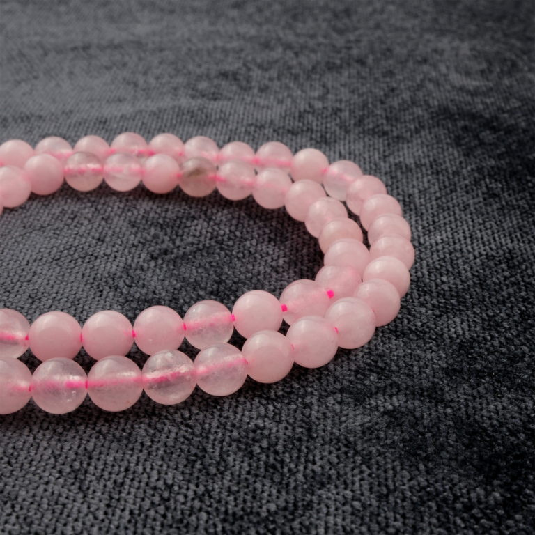 Pembe Kuvars doğal taş dizi 6mm – sevgi, huzur ve duygusal denge enerjisini taşıyan, şifalı özellikleriyle öne çıkan toptan doğal taş dizi.